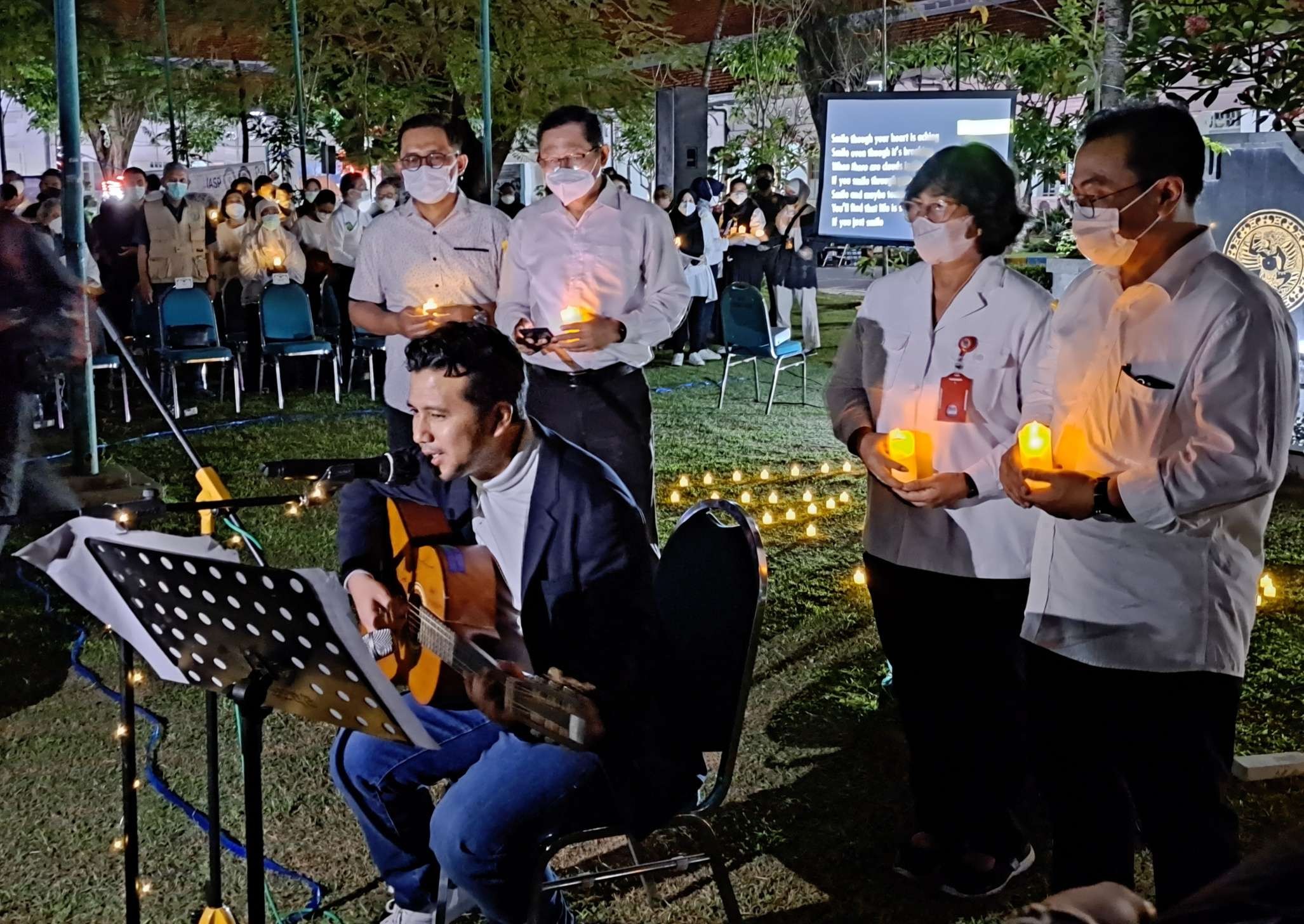 Wagub Emil Dardak saat hadir di hari Pencegahan Bunuh Diri Sedunia atau World Suicide Prevention Day (WSPD) di halaman FK Unair. (Foto: Pita Sari/Ngopibareng.id)