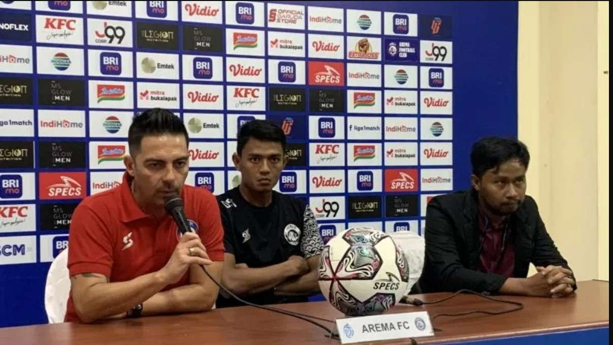 Pelatih Arema FC, Javier Roca menilai timnya kesulitan karena Persib bertahan dengan baik. (Foto: Antara)