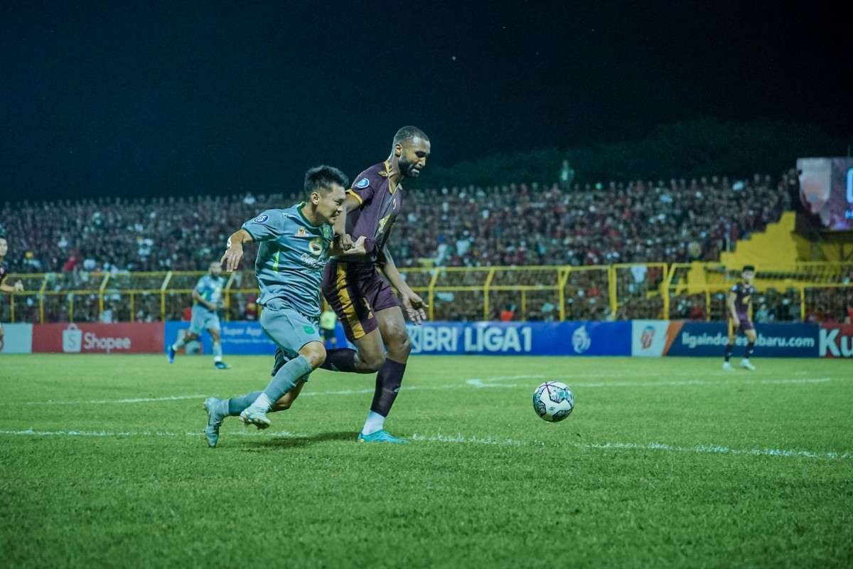 Pemain Persebaya, Sho Yamamoto (kiri) berebut bola dengan pemain PSM Yuran Fernandes dalam laga pekan ke-9 Liga 1 2022/2023 di Stadion B.J Habibie, Pare-Pare, Sabtu 10 September 2022. (Foto: Persebaya)