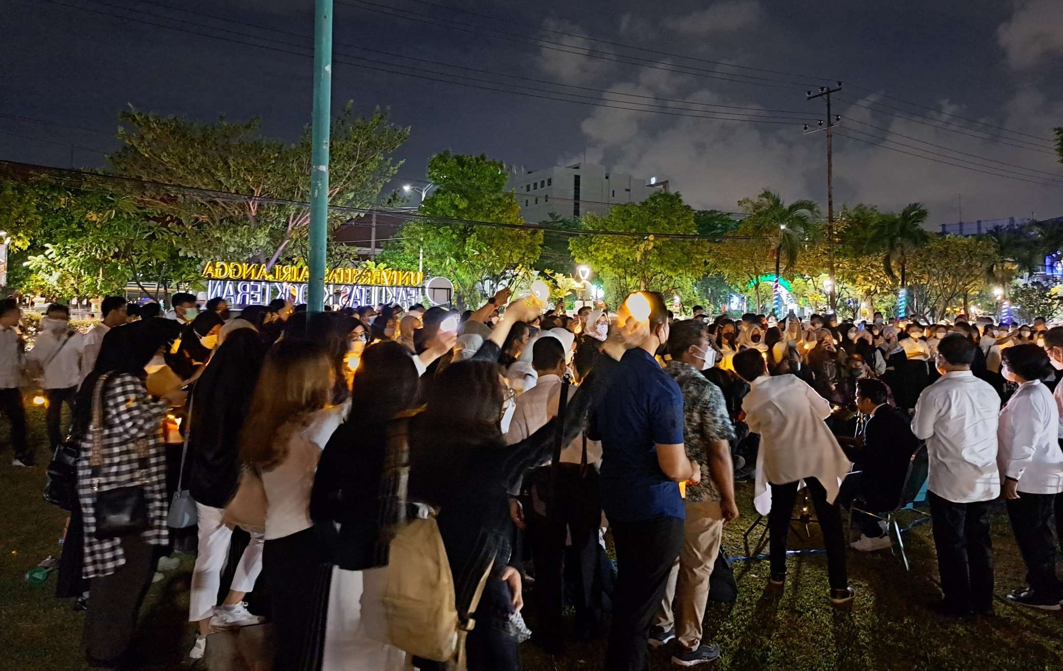 Gerakan nyala lilin yang dilakukan oleh mahasiswa, PPDS dan dokter FK Unair dalam memperingati hari pencegahan bunuh diri. (Foto: Pita Sari/Ngopibareng.id)