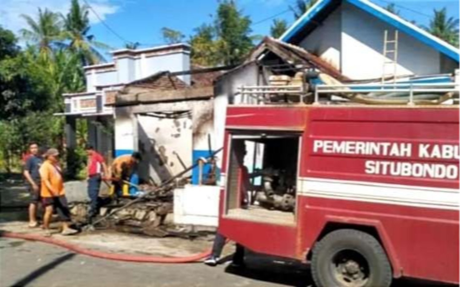 Petugas Damkar Situbondo memadamkan api yang menghanguskan toko sembako di Desa Sumberanyar, Kecamatan Banyuputih, Minggu 11 September 2022.(foto: BPBD Situbondo)