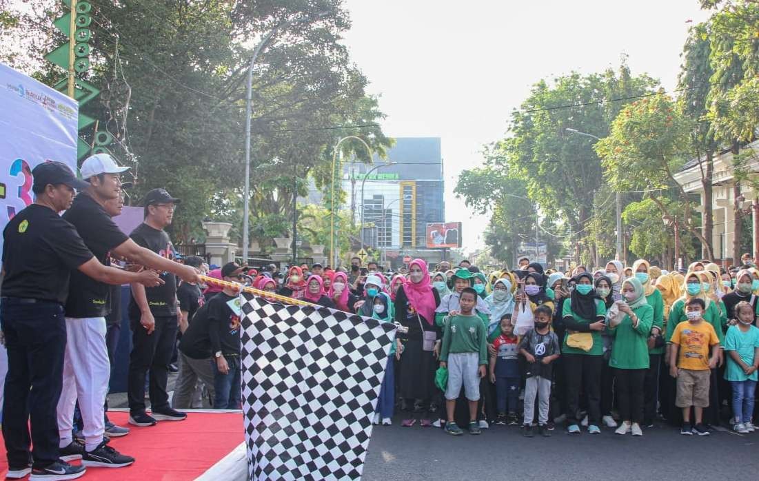 Bupati Lamongan Yuhronur Efendi saat memberangkatkan jalan sehat RSUD dr Soegiri Lamongan. Rumah sakit mendapatkan SK sebagai RS Pendidikan. (Foto: Dokumentasi RSUD dr Soegiri)