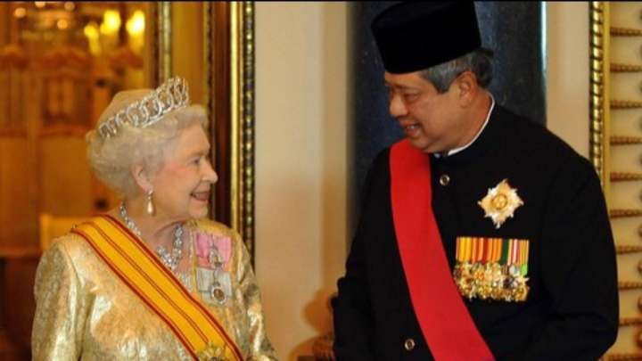 Presiden ke-6 RI Susilo Bambang Yudhoyono (SBY) menyampaikan ucapan dukacita atas meninggalnya Ratu Elizabeth II. Ia mengenag saat menerima gelar dari Ratu Elizabeth II (foto: Twiter SBY)