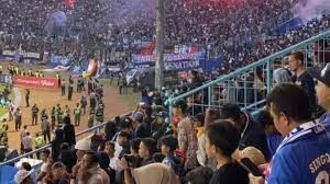 Aremania saat berada di Stadion Kanjuruhan, Malang (Foto: Lalu Theo/Ngopibareng.id)