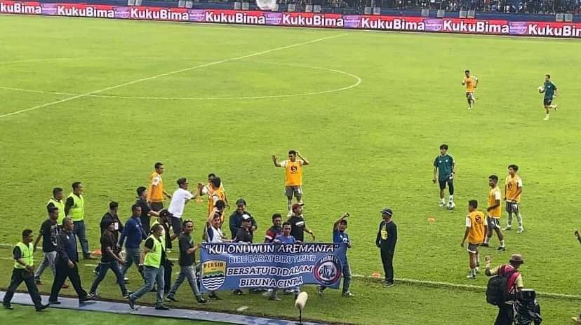 Perwakilan Viking-Bobotoh saat membentangkan spanduk ucapan terima kasih kepada Aremania. (Foto: Lalu Theo/Ngopibareng.id)