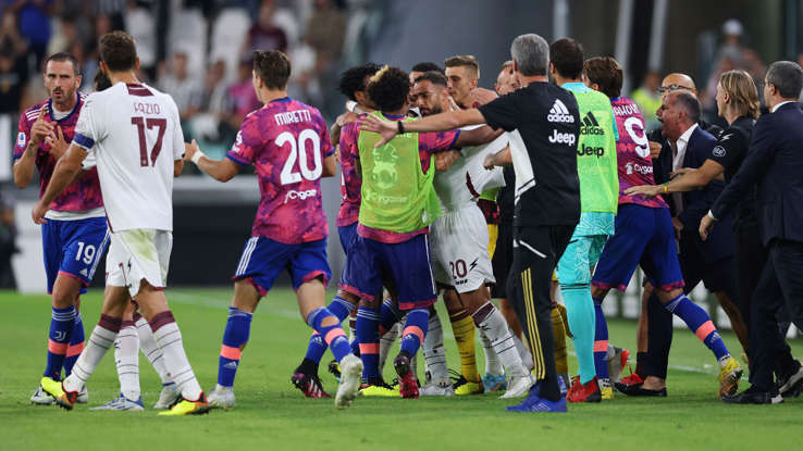 Momen keributan di laga Juventus vs Salernitana. (Foto: Getty Images/Jonathan Moscrop)