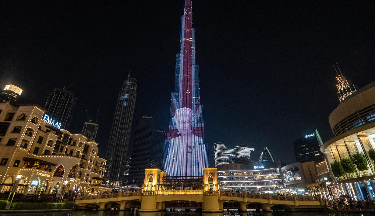 Gedung tertinggi di dunia, Burj Khalifa menampilkan foto mendiang Ratu Elizabeth II yang "diselimuti" bendera Britania Raya, The Union Jack. (Foto: Twitter Burj Khalifah)