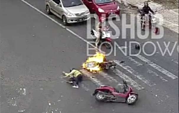 Dua sepeda motor di Bondowoso tabrakan terbakar terek kamera CCTV. (Foto:tangkapan layar CCTV Dishub/Ngopibareng.id)