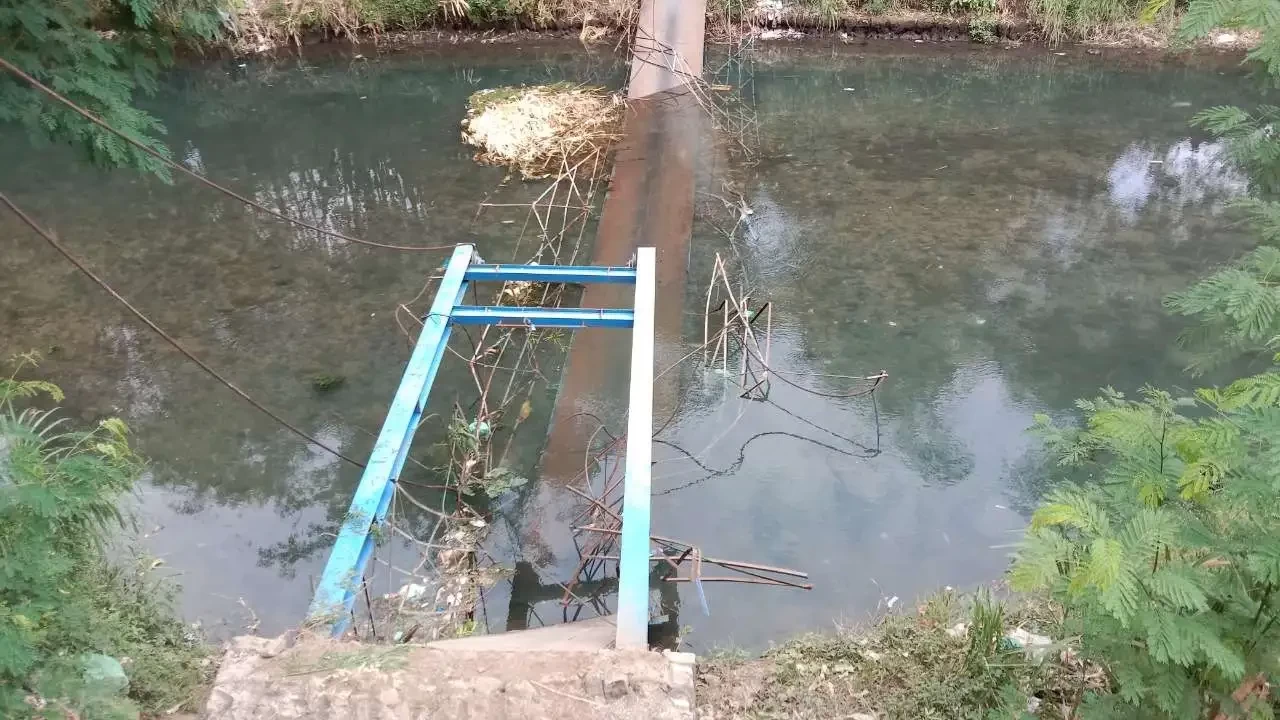 Jembatan gantung di Desa Kregenan, Kecamatan Kraksaan, Kabupaten Probolinggo yang ambruk ke dalam sungai. (Foto: Ikhsan Mahmudi/Ngopibareng.id)