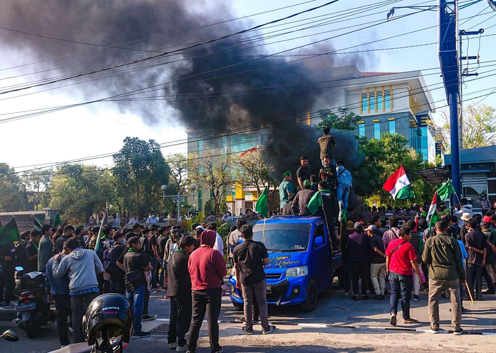 Aksi demonstrasi tolak kenaikan BBM di Sidoarjo pada Senin 12 September 2022.(Foto: Aini/Ngopibareng.id)