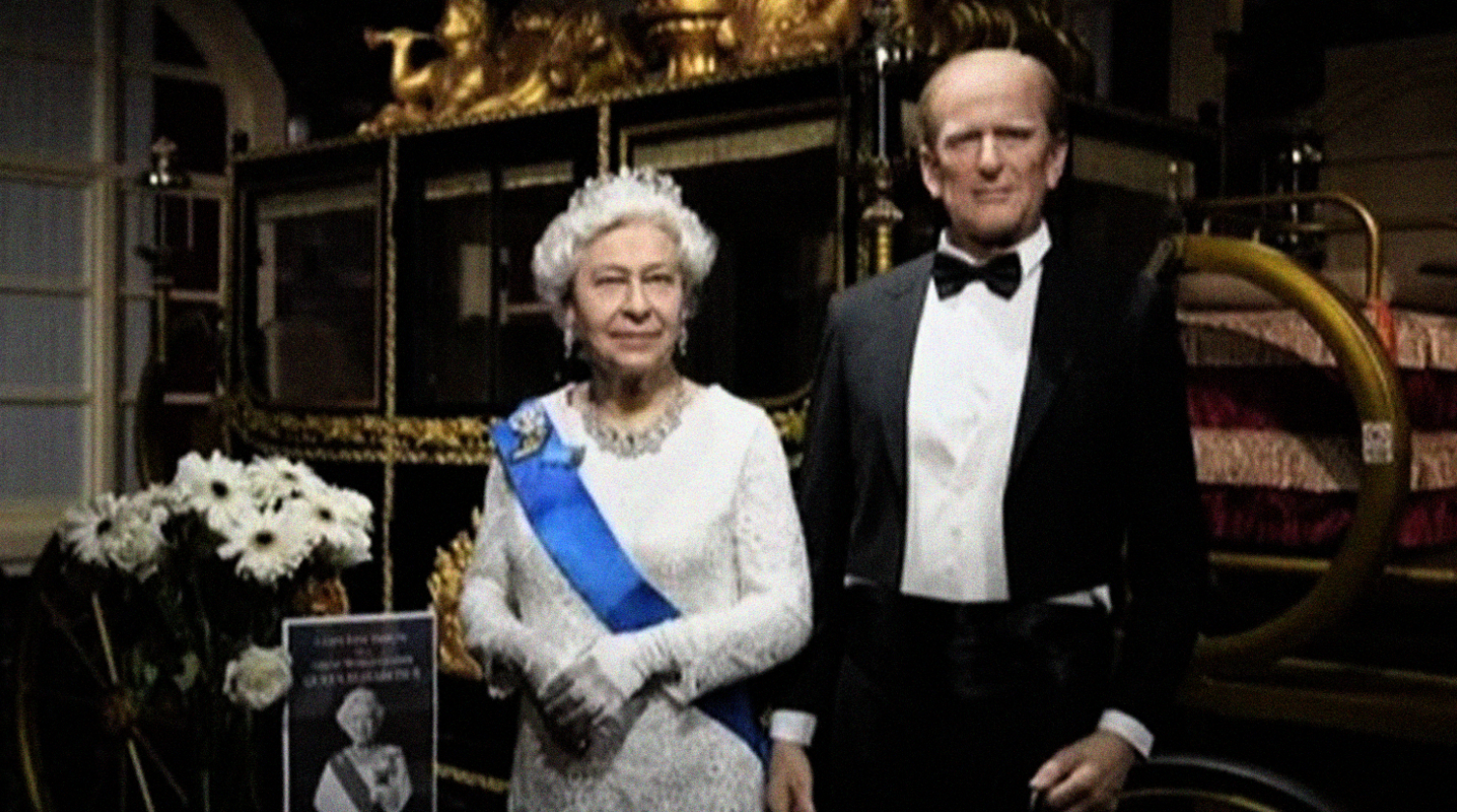 Museum i-City Red Carpet di Shah Alam, Malaysia, beri tanda penghormatan patung lilin Ratu Elizabeth dan Pangeran Philip dengan bunga mawar putih. (Foto: AP Photo/Vincent Thian)