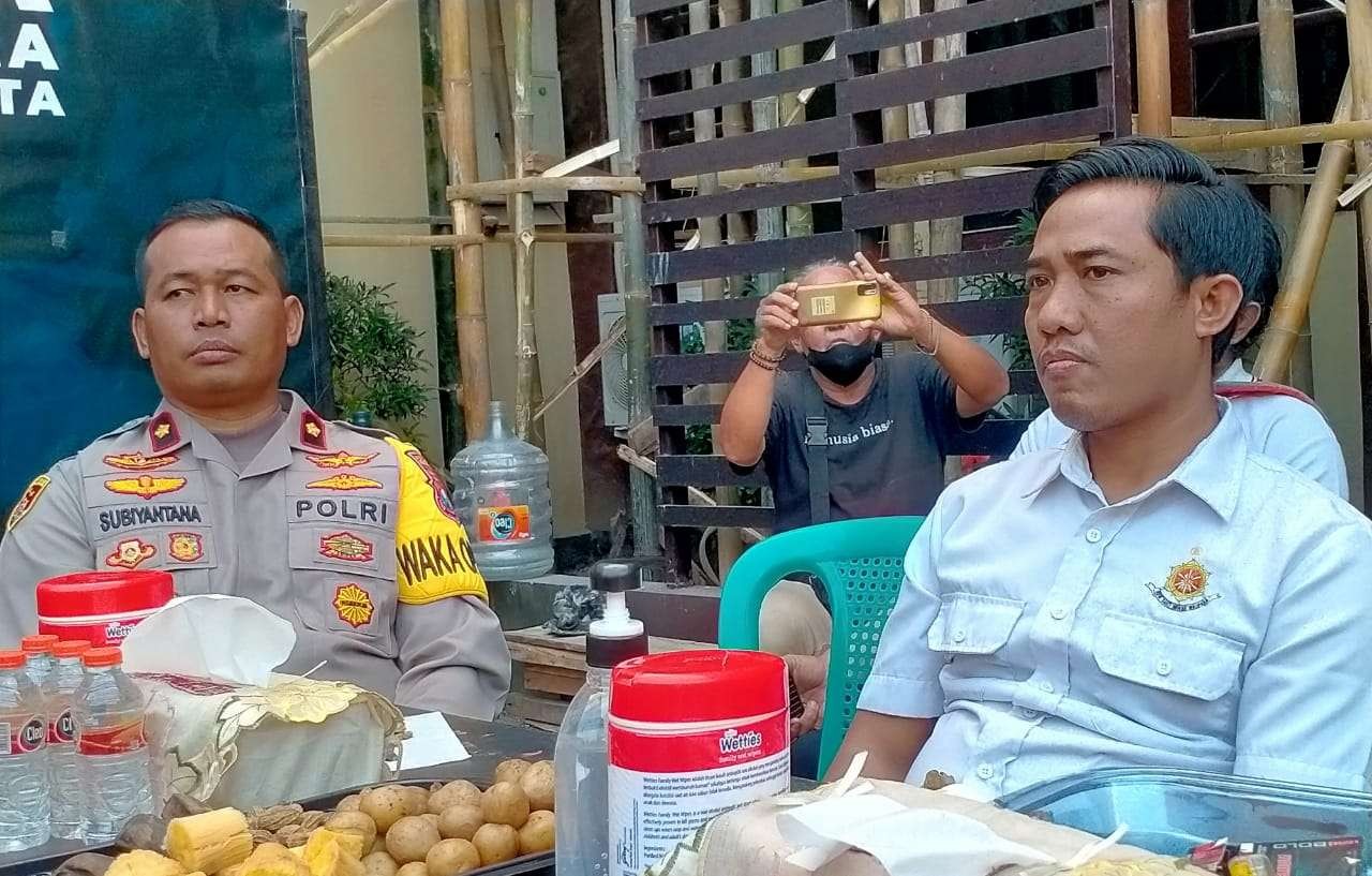 Kasat Reskrim, AKP Jamal (kanan) bersama Wakapolresta Probolinggo, Kompol Subiyantana. (Foto: Ikhsan Mahmudi/Ngopibareng.id)