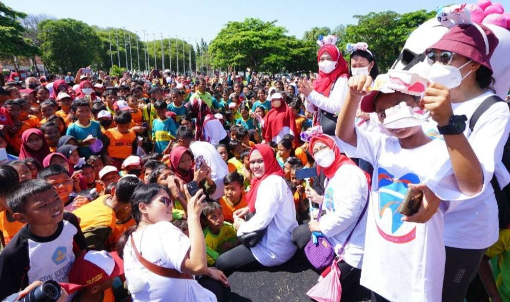 Farel Prayoga memperagakan cara menyikat gigi yang baik dan benar di hadapan ribuan pelajar SD se Banyuwangi (Foto: Ukas Pemkab Banyuwangi)