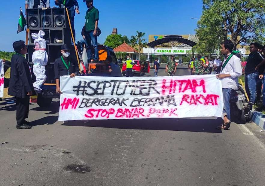 Mahasiswa demo blokade bypass Juanda. (Foto: Aini/Ngopibareng.id)