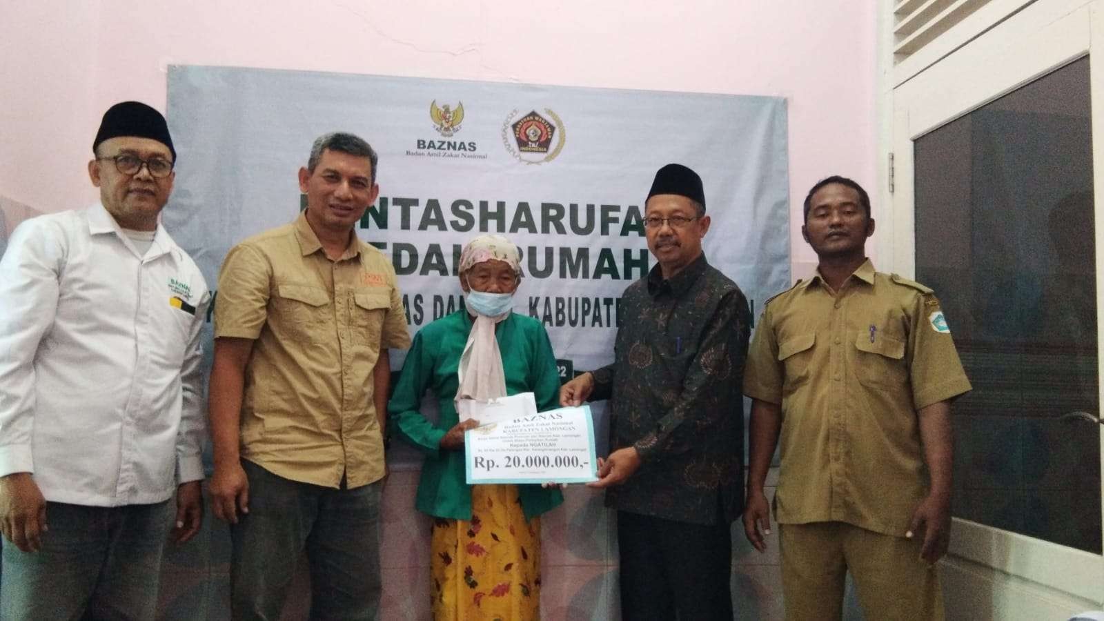 Penerimaan bantuan dana bedah rumah kerjasama Baznas dan PWI Lamongan (Foto: Imron Rosidi/Ngopibareng.id)