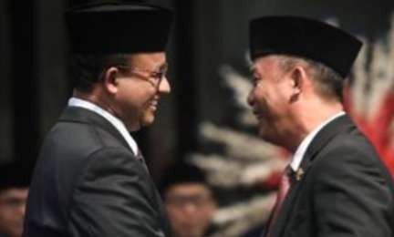 Gubernur DKI Jakarta Anies Baswedan bersama Ketua DPRD Provinsi DKI Prasetyo Edi Marsudi, berjabat erat  saat menghadiri sidang paripurna (Foto: Humas Pemprov DKI)