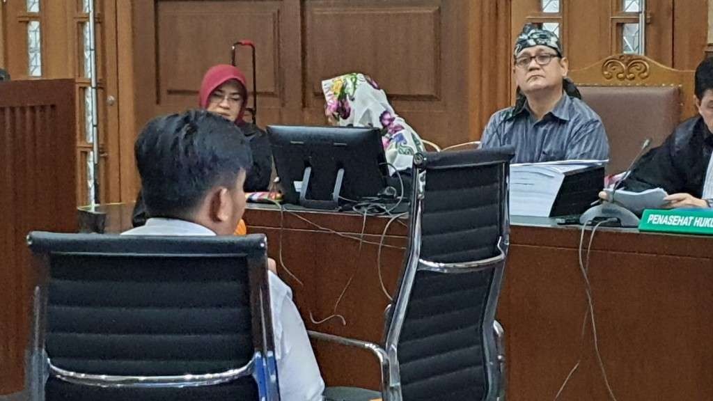 Terdakwa Edy Mulyadi saat mengikuti persidangan kasus pencemaran nama baik. (Foto: Ant)