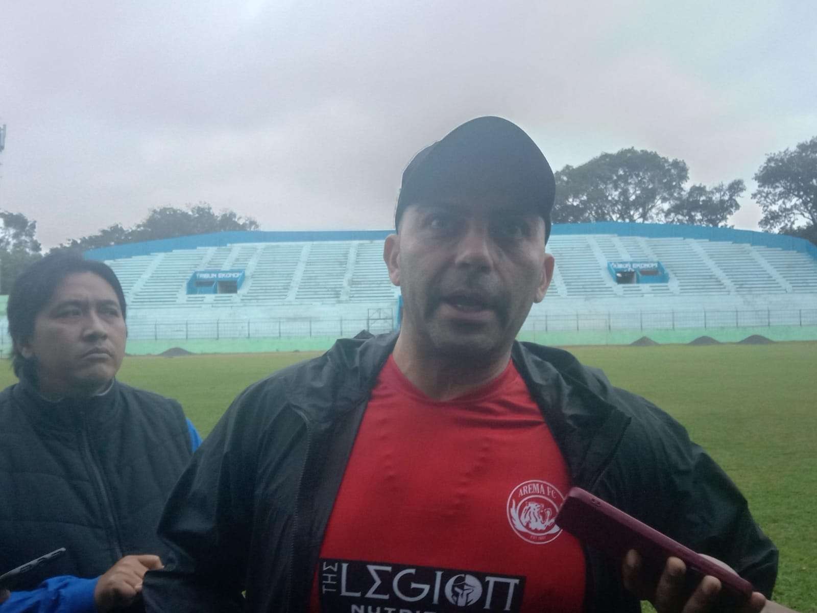 Pelatih kepala Arema FC, Javier Roca, saat berada di Stadion Gajayana, Kota Malang. (Foto: Lalu Theo/Ngopibareng.id)