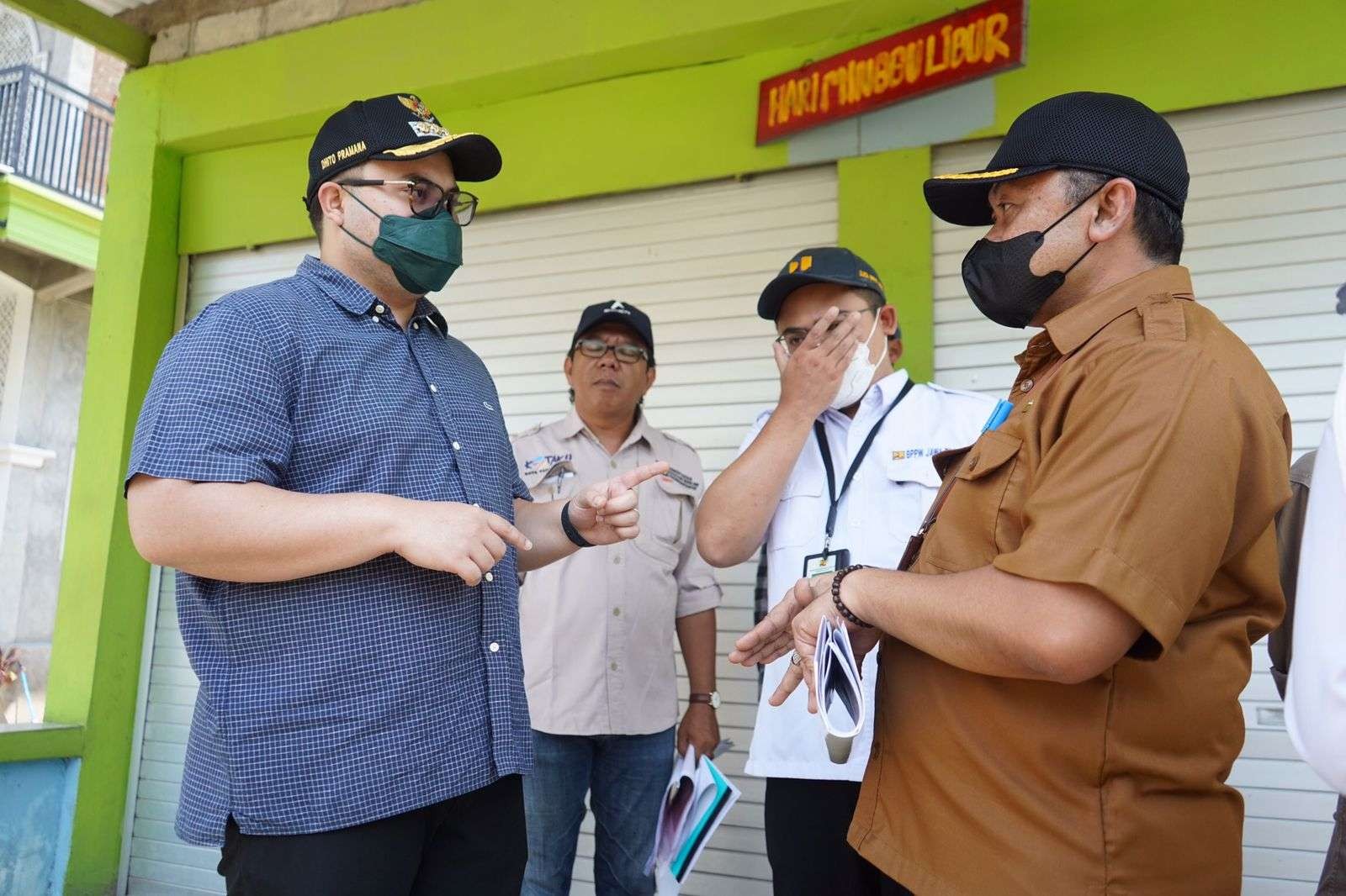 Bupati Kediri Hanindhito Himawan Pramana melakukan cek lapangan untuk mematangkan rencana penataan Kampung Inggris (Foto: Kominfo Kabupaten Kediri)