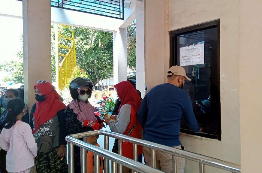 Masyarakat membeli tiket masuk wisata Pantai Boom untuk melihat tradisi sedekah laut atau wisata petik laut (Foto: Khoirul Huda/Ngopibareng.id)