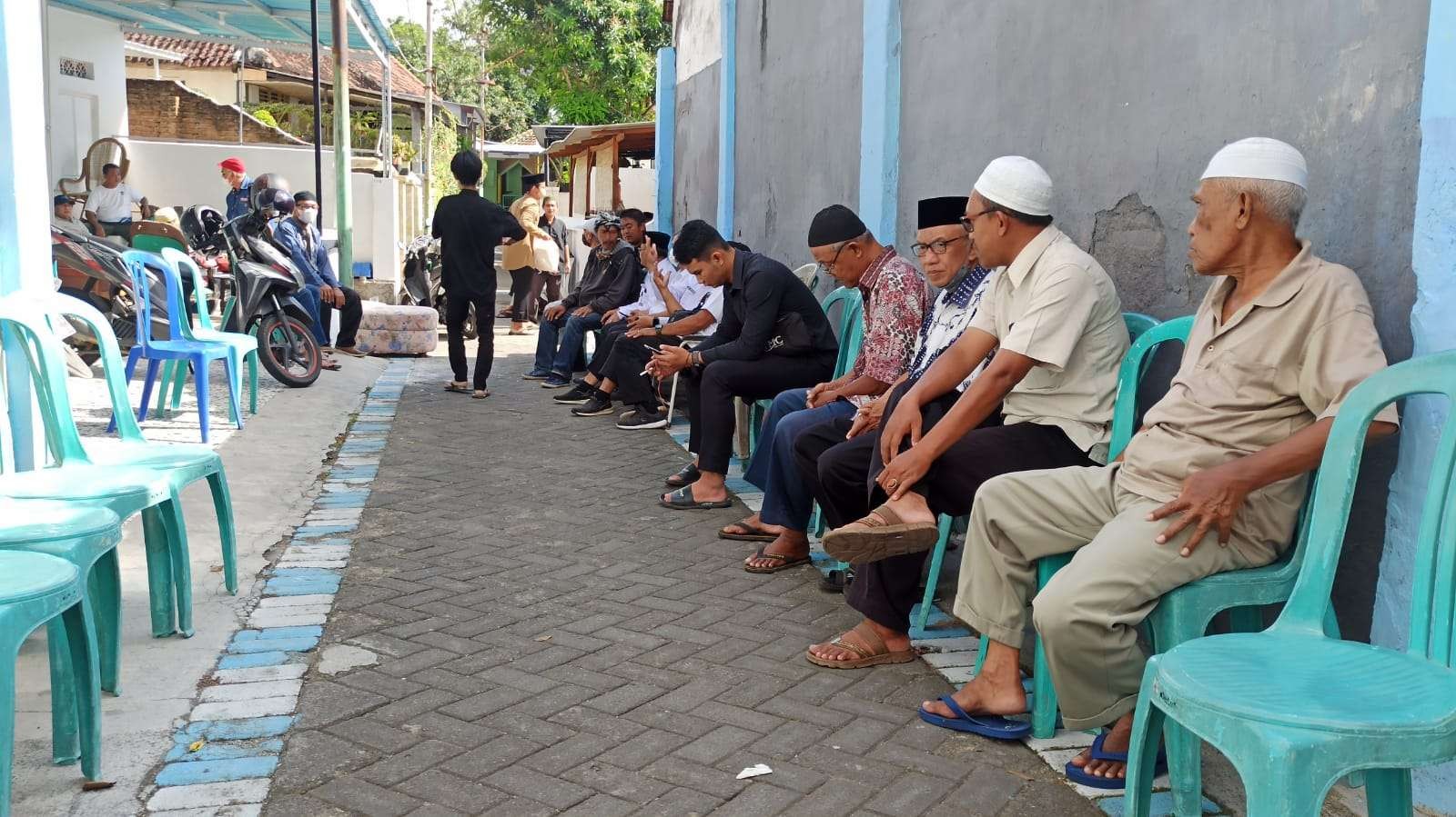 Puluhan orang sudah berdatangan di rumah duka untuk memberikan penghormatan terakhir pada Budayawan Hasnan Singodimajan (foto:Muh Hujaini/Ngopibareng.id)