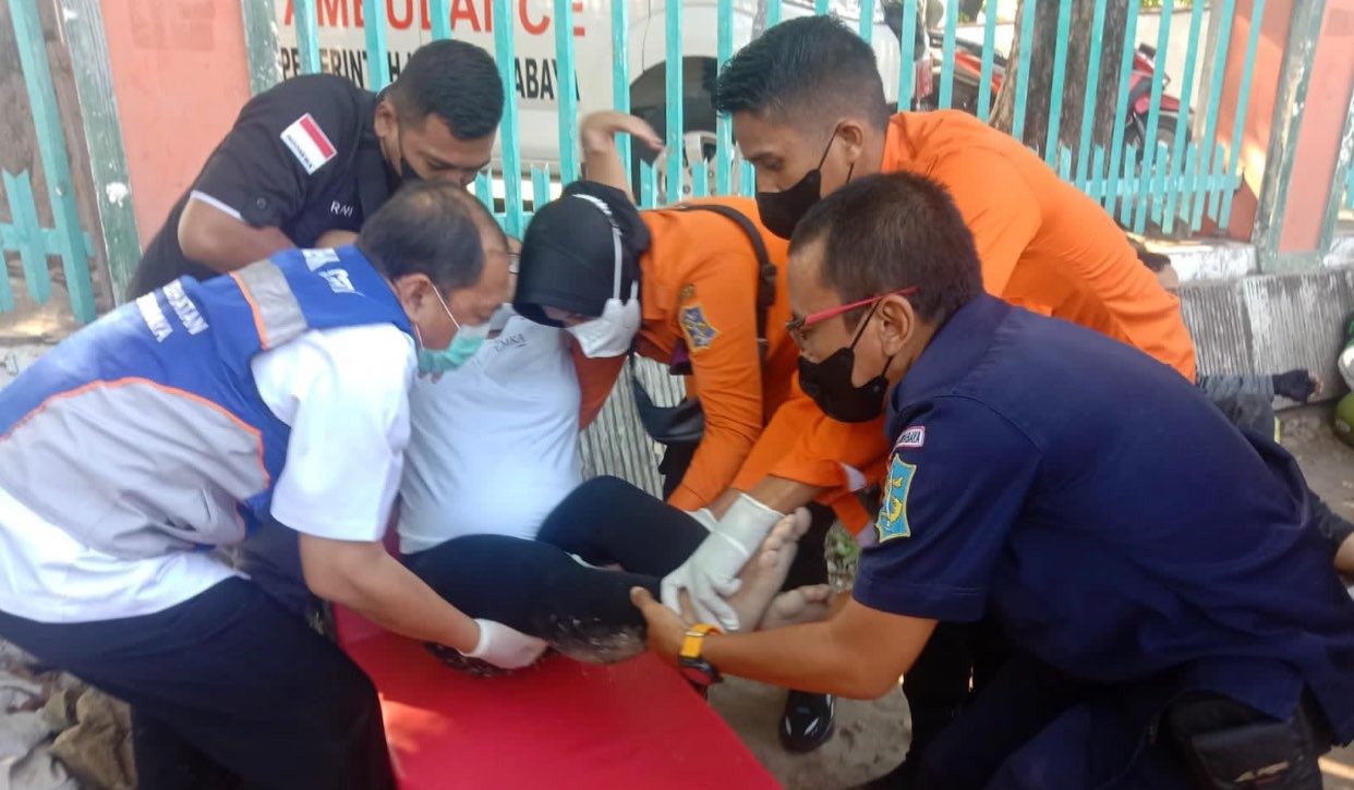 Evakuasi ibu hamil yang jadi korban tabrakan beruntun di Jalan Wonokromo Surabaya. (Foto: Dokumentasi BPBD Surabaya)