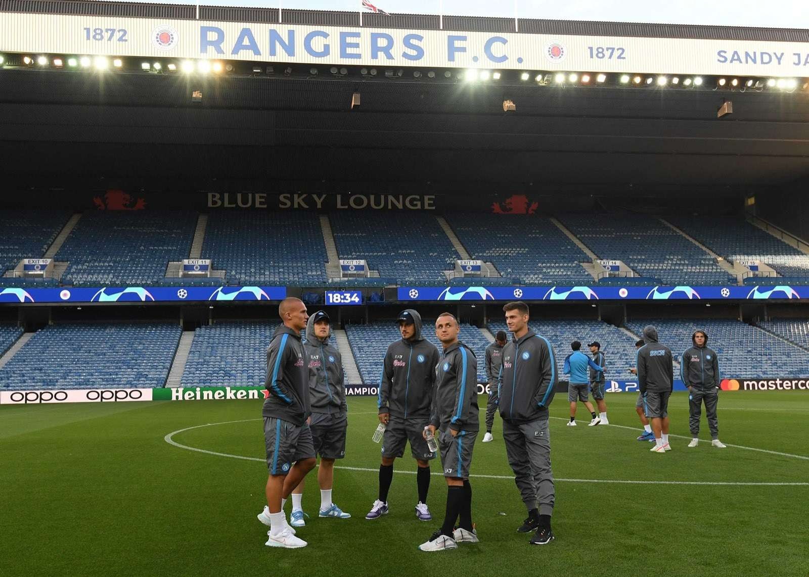 Para pemain Napoli saat menjajal lapangan Ibrox Stadium.