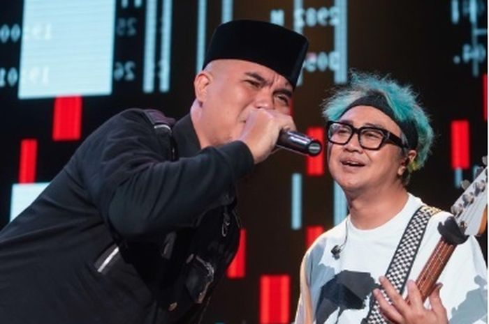 Ahmad Dhani saat konser diiringi bassist GIGI, Thomas Ramadhan. (Foto: TikTok)