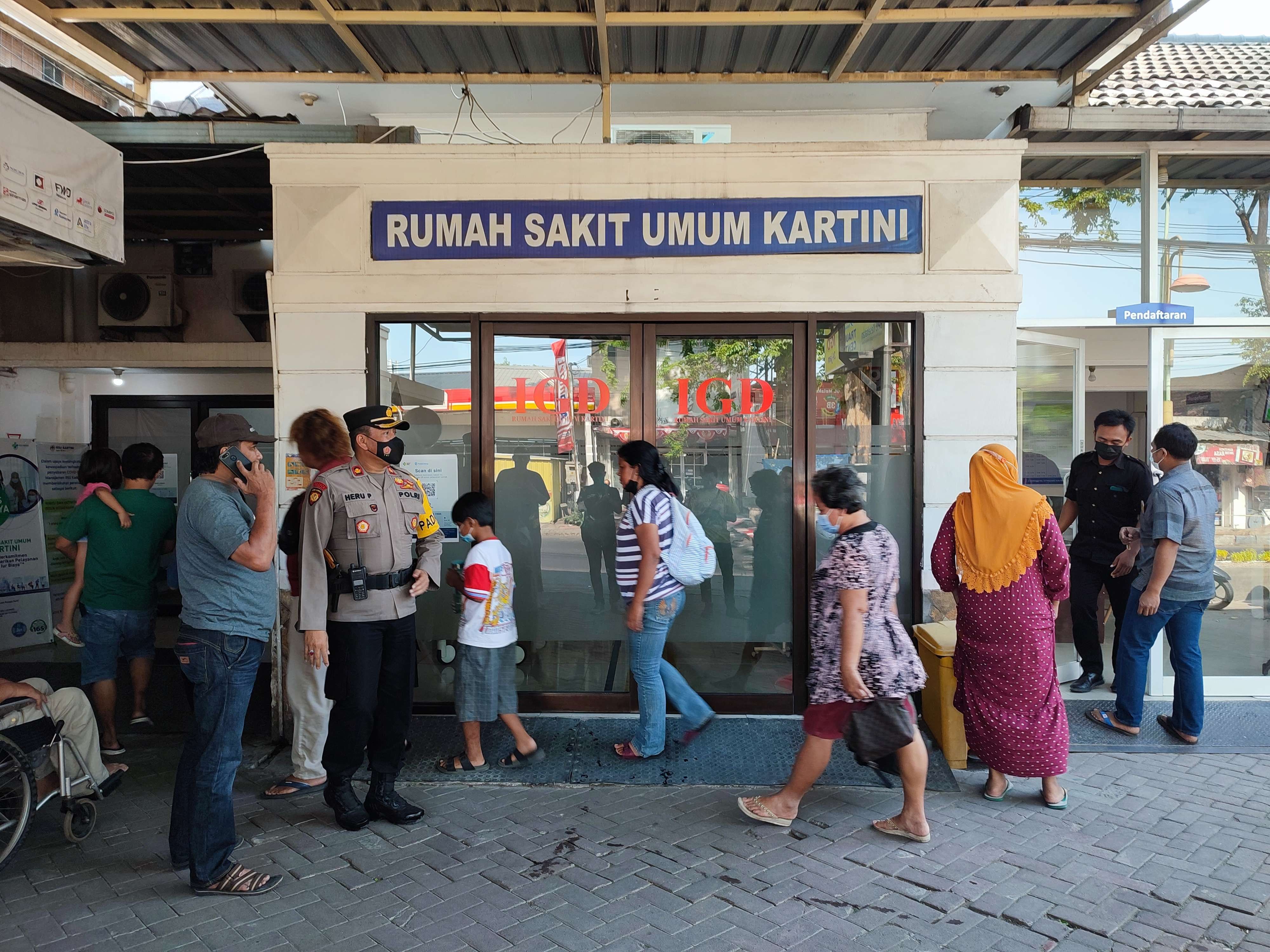 Korban menjalani perawatan intensif di Rumah sakit Kartini.(Foto : Deni Lukmantara/Ngopibareng.id)