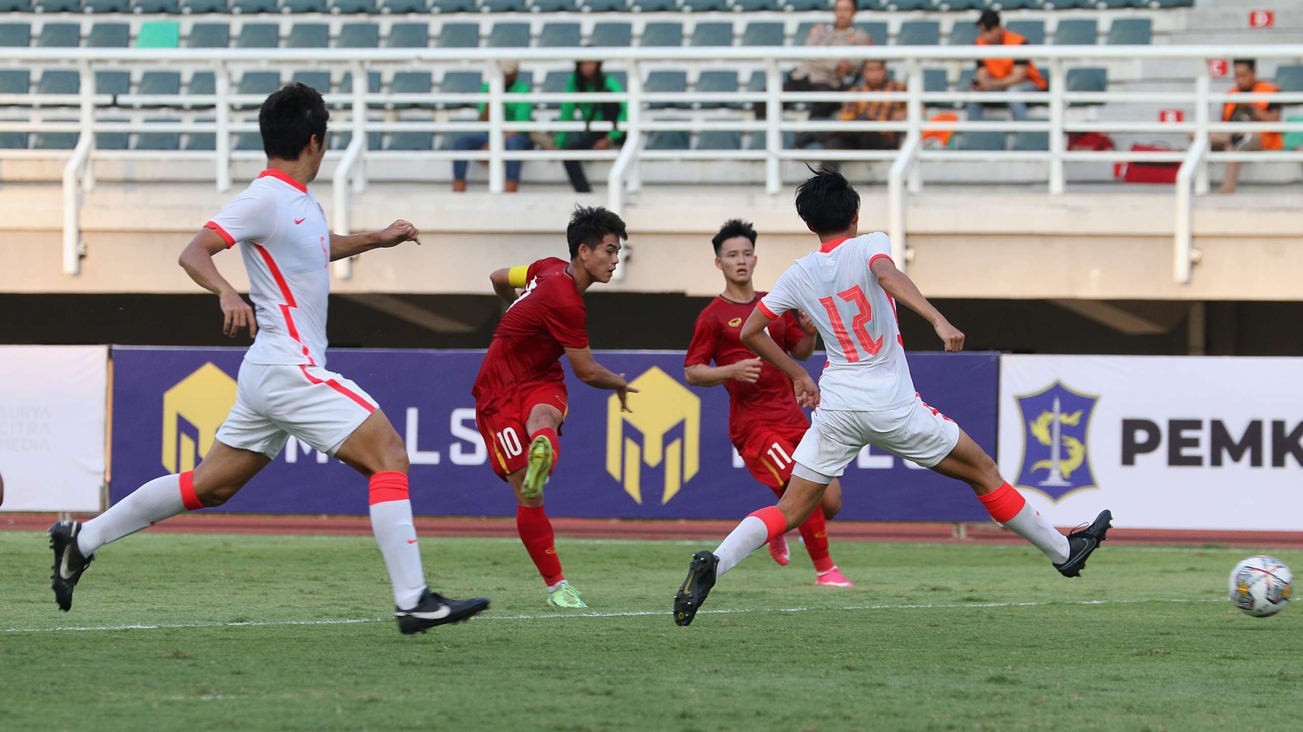 Pemain Vietnam, Khuat Van Khang (tengah) melakukan tembakan mengarah ke gawang Hong Kong dalam babak kualifikasi Piala AFC U-20 2023 di Stadion Gelora Bung Tomo, Surabaya, Rabu 14 September 2022. (Foto: Fariz Yarbo/Ngopibareng.id)