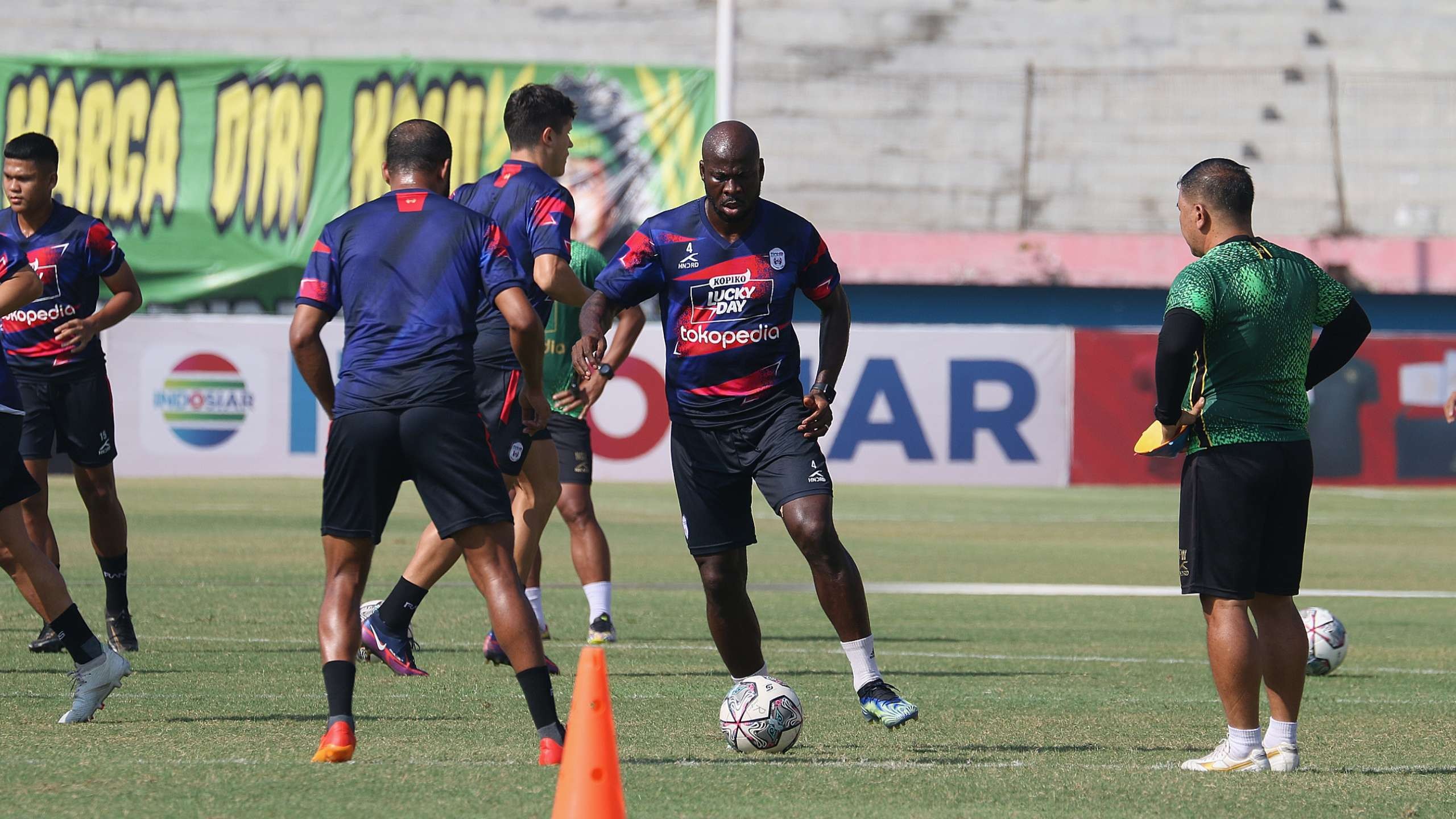 Pemain Rans Nusantara FC menjalani latihan di Stadion Gelora Delta, Sidoarjo, Rabu 14 September 2022. (Foto: Fariz Yarbo/Ngopibareng.id)