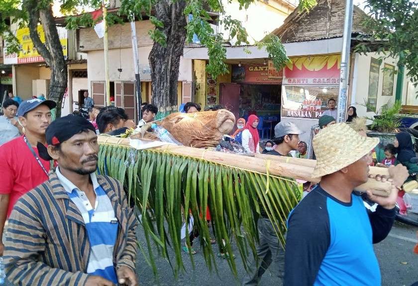 Kirab budaya pesisir, para nelayan membawa kepala sapi (Foto: Khoirul Huda/Ngopibareng.id)