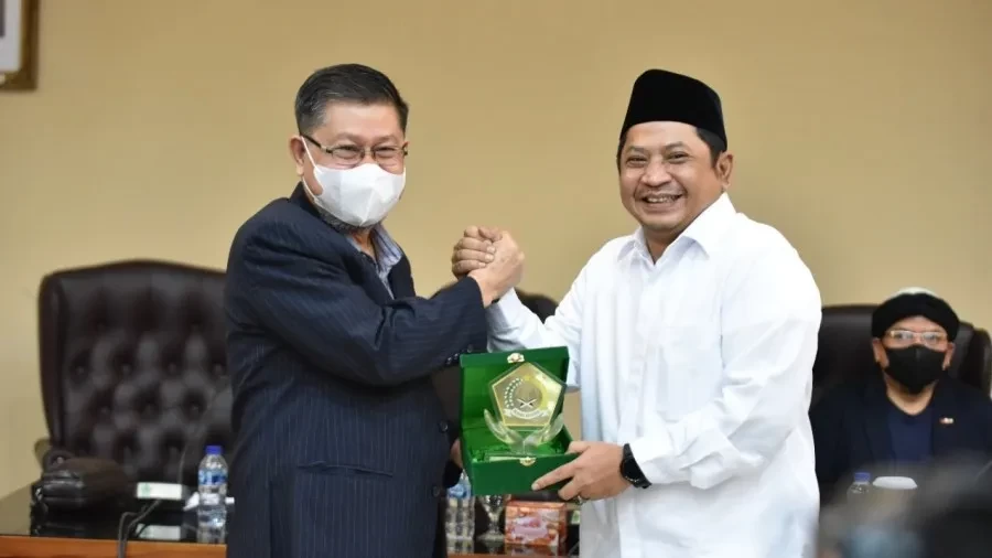 Direktur Jenderal (Dirjen) Pendis Muhammad Ali Ramdhani  bersama Dirjen Madaris Bangsamoro Filipina Tahir G Nalg. (Foto: rep kemenag)