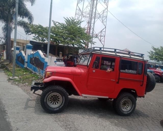 Salah satu unit jeep di Rest Area Gubukklakah, Tumpang, Kabupaten Malang (Foto: Lalu Theo/ngopibareng.id)