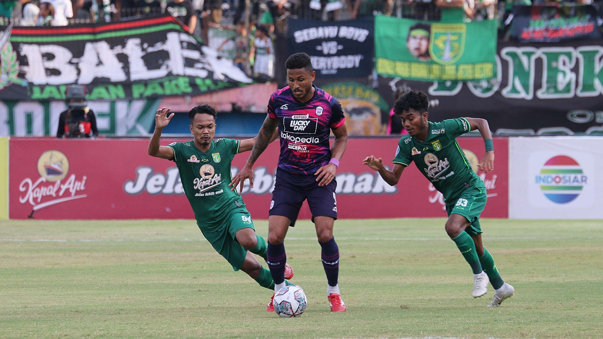 Pemain Rans Nusantara FC, Wander Luis (tengah) melewati hadangan pemain Persebaya di Stadion Gelora Delta, Sidoarjo, Kamis 15 September 2022. (Foto: Fariz Yarbo/Ngopibareng.id)