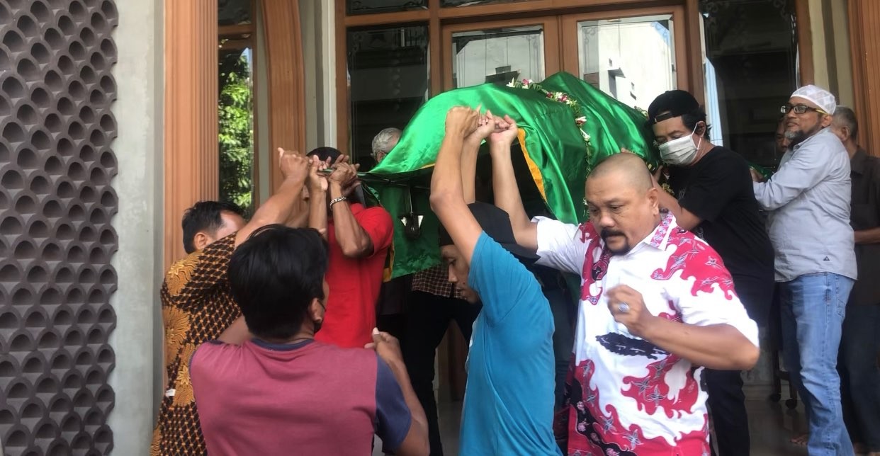 Jenazah Cak Sapari usai disalatkan langsung dimakamkan di Dukuh Kupang Surabaya, Kamis 15 September 2022. (Foto: Andhi Dwi/Ngopibareng.id)