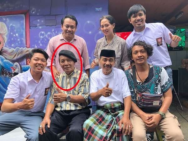 Cak Sapari (dilingkari) meninggal dunia karena sakit dan faktor usia. Ia masih sempat merampungkan syuting film Lara Ati arahan sutradara Bayu Skak (kiri). Sebelumnya, Cak Sapari membintangi film Yo Wes Ben. (Foto: Twitter Bayu Skak)