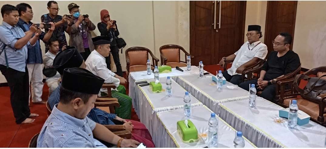 Penggiat Sosial Eko Kuntadhi didampingi Guntur Romli aktivis Islam Liberal Kamis 15 September 2022 pukul 17.00 WIB mendatangi Ponpes Lirboyo Kediri.(Foto: Fendy Plesmana/Ngopibareng.id)