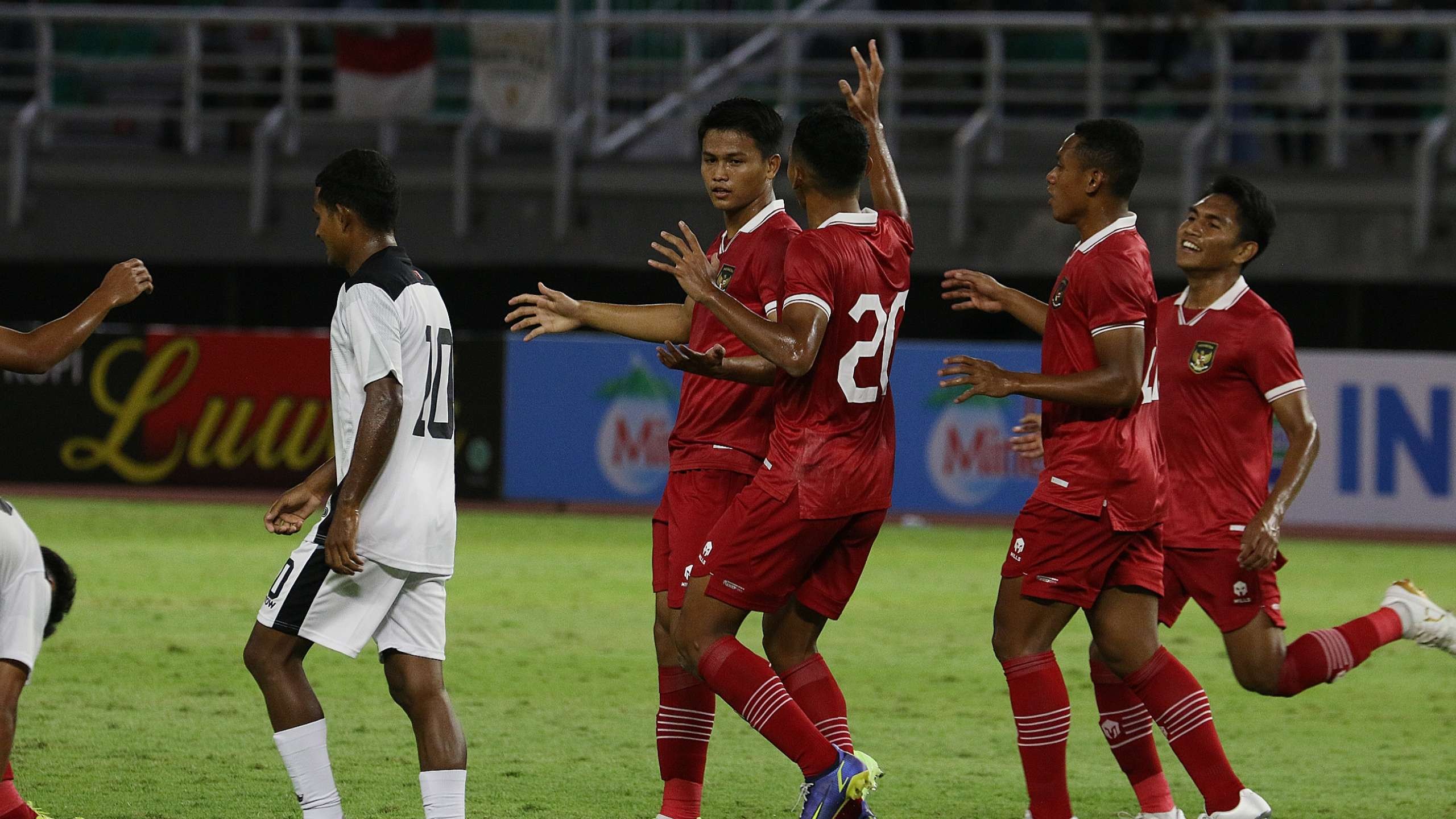 Pemain Timnas Indonesia melakukan selebrasi menyambut gol Hokky Caraka (tengah) ke gawang Timor Leste di Stadion Gelora Bung Tomo (GBT), Surabaya, Rabu 14 September 2022. (Foto: Fariz Yarbo/Ngopibareng.id)