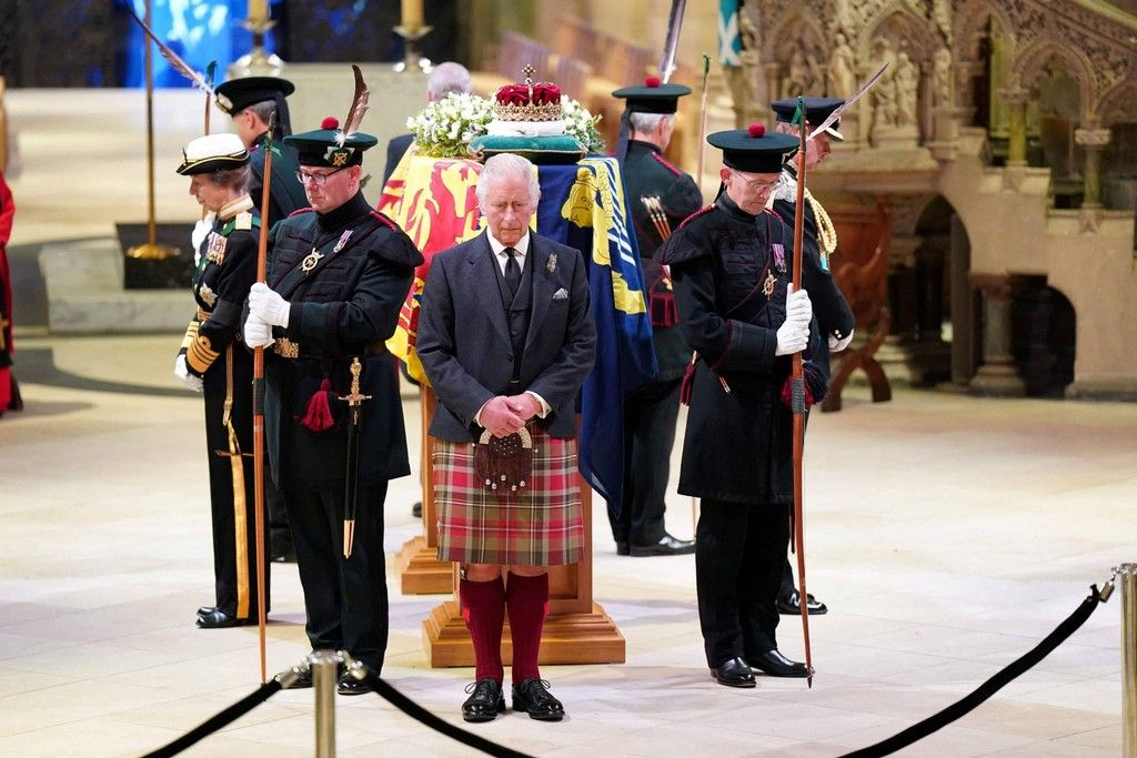 Jenazah Ratu Elizabeth II disemayamkan dalam peti mati dari kayu ek dengan berat satu ton berlapis timah. (Foto: Reuters)