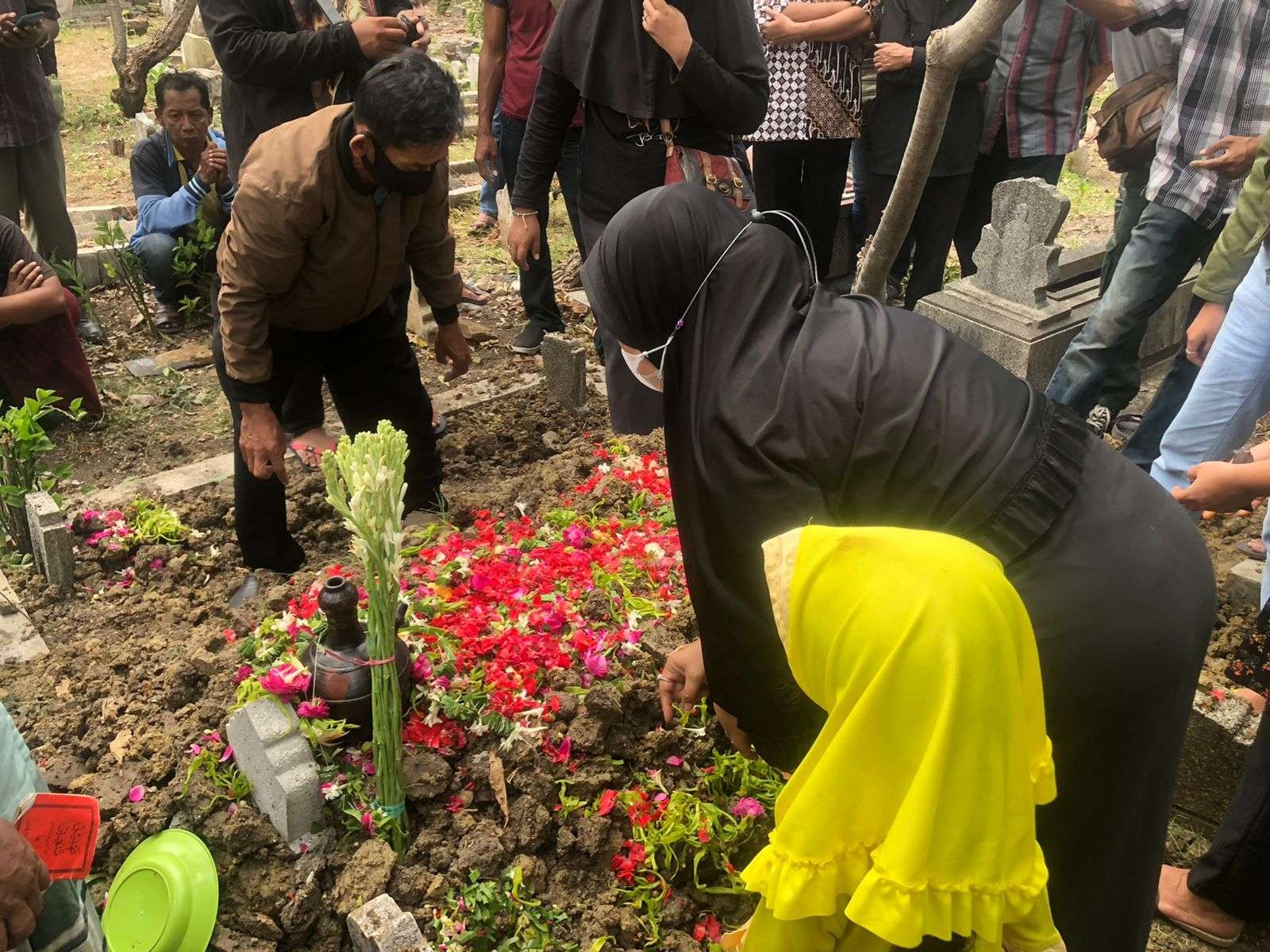 Suasana pemakaman Cak Sapari, Kamis, 15 September 2022. (Foto: Andhi Dwi/Ngopibareng.id)