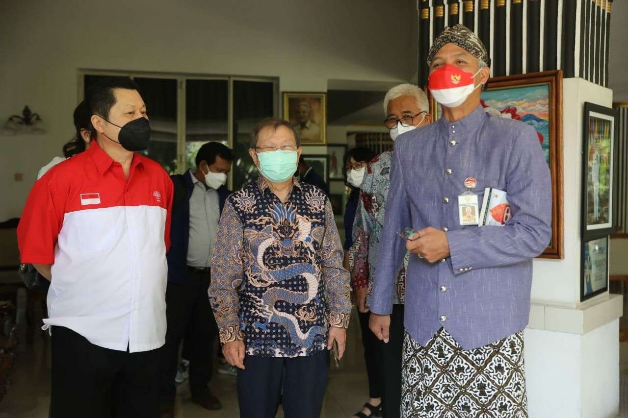 Gubernur Jawa Tengah Ganjar Pranowo bertemu dengan pendiri RS Apung dokter Lie Dharmawan. (Foto: ist)