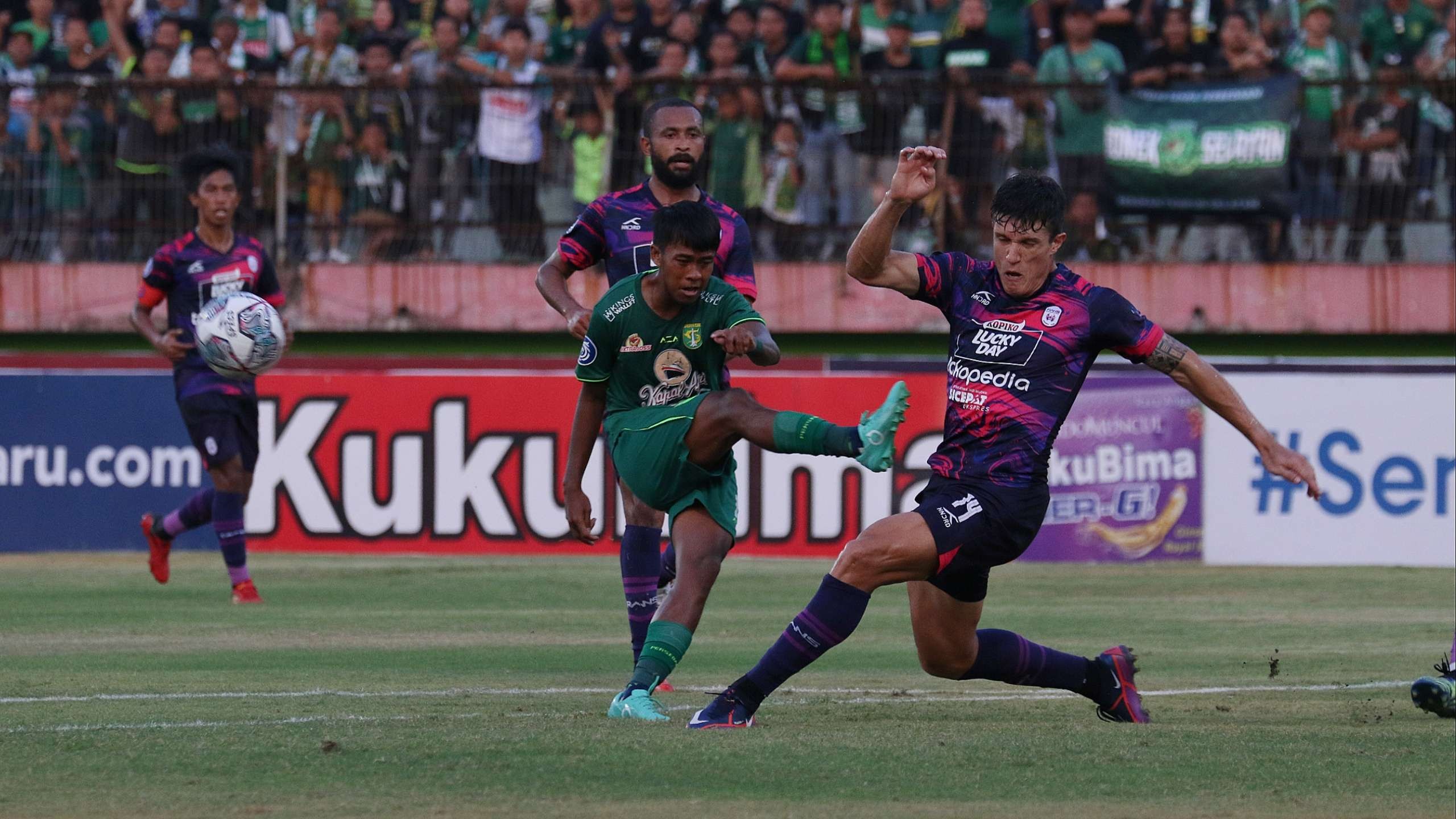 Tendangan Pemain Persebaya, Supriadi dihadang oleh Stopper RANS, Victor Sallinas di Stadion Gelora Delta, Sidaorjo, Kamis 15 September 2022. (Foto: Fariz Yarbo/Ngopibareng.id)