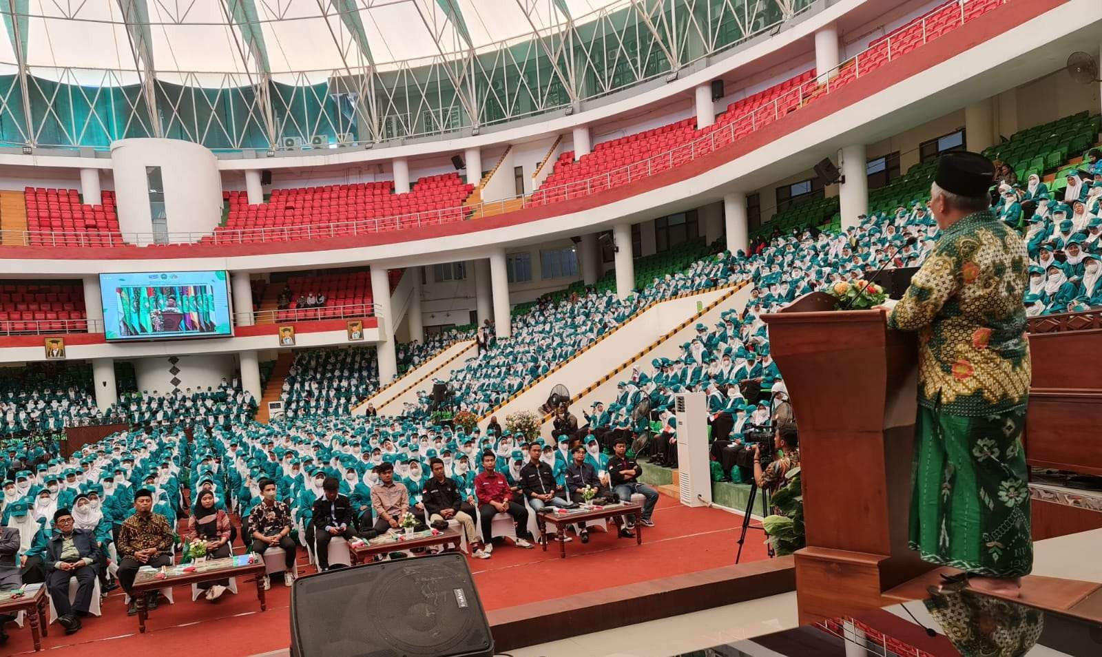 KH Marzuki Mustamar, Pengasuh Pondok Pesantren Sabilurrosyad, Gasek Kota Malang di depan mahasiswa baru Unisma Malang. (Foto:unisma)