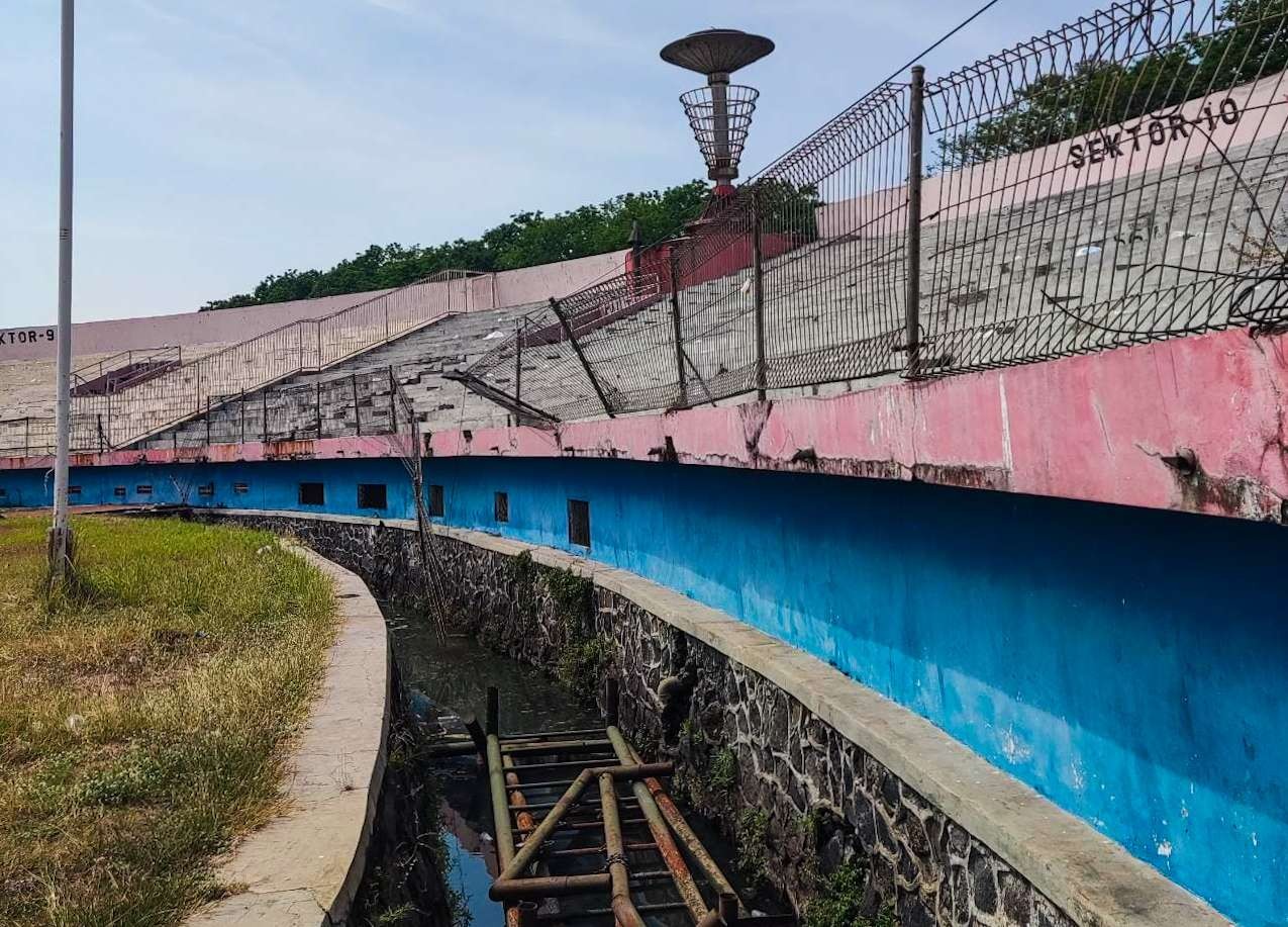 Pagar pembatas tribun penonton Stadion Gelora Delta Sidoarjo (GDS) jebol usai diamuk bonek, Kamis 15 September 2022. Gara-garanya, Persebaya kalah dari RANS Nusantara di Liga 1. (Foto: Aini Arifin/Ngopibareng.id)