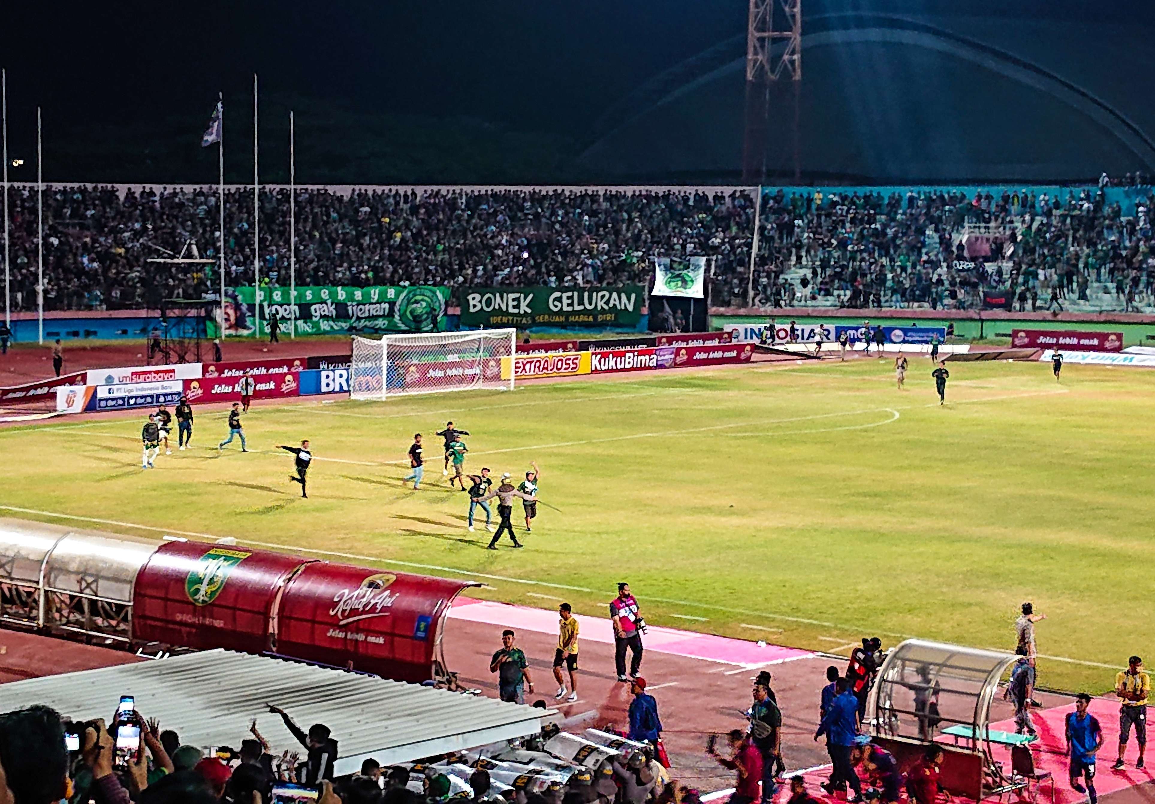 Bonek Mania masuk lapangan saat pertandingan Persebaya FC melawan RANS Nusantara, Kamis 15 September 2022. (Foto: Aini Arifin/Ngopibareng.id)