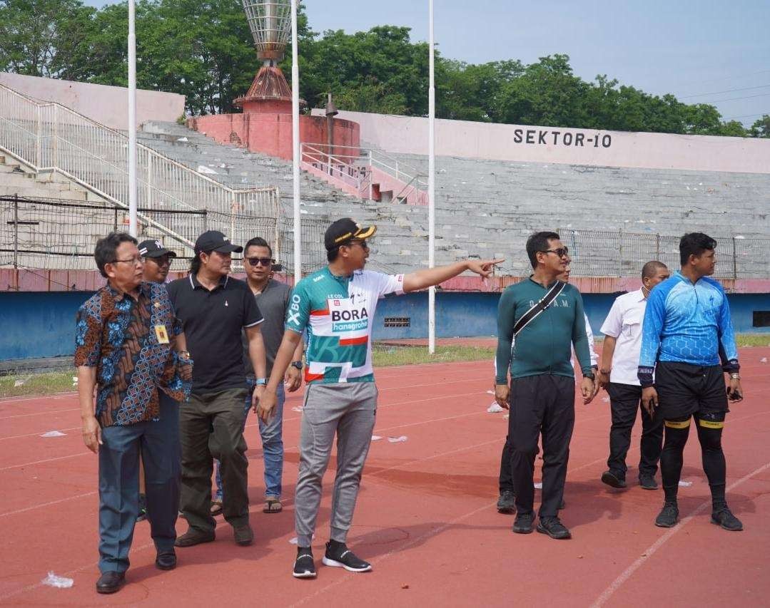 Bupati Sidoarjo, Ahmad Muhdlor bersama Disporapar sidak kerusakan GDS, Jumat 16 September 2022. (Foto: Aini Arifin/Ngopibareng.id)