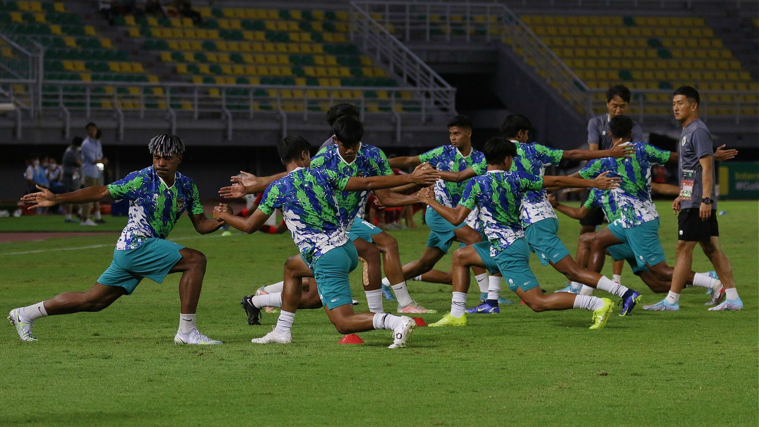 Pemain Timnas U-20 Indonesia melakukan pemanasan jelang melawan Hong Kong di Stadion Gelora Bung Tomo, Surabaya, Jumat 16 September 2022. (Foto: Fariz Yarbo/Ngopibareng.id)