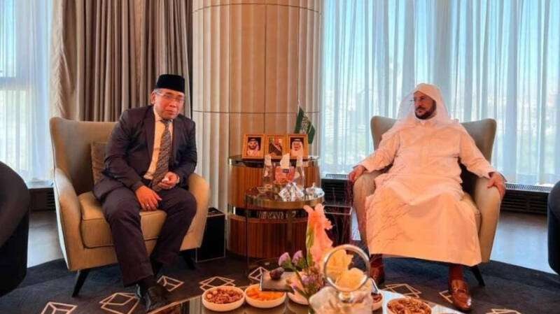 Menteri Urusan Islam, Dakwah, dan Penyuluhan Arab Saudi, Syaikh Abdullatif bin Abdulaziz menerima kunjungan Ketua Umum Pengurus Besar Nahdlatul Ulama (PBNU) KH Yahya Cholil Staquf di Riyadh pada Kamis 15 September 2022. (Foto: pbnu).