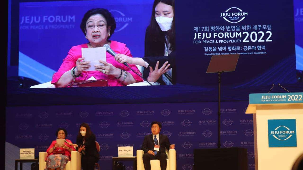 Megawati Soekarnoputri saat menyampaikan pidatonya di Jeju Forum for Peace and Prosperity tahun 2022, di Jeju, Korea Selatan, Kamis 15 September 2022.  (Foto: hms pdip)